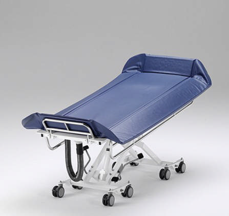 Badeleje/Transportleje, UDW 650, polstret. m/vandafløb,  nedfældige sider og justérbar rygstøtte 