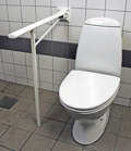 Toiletstøtte m/støtteben - M4 højde 80 cm, dybde 74 cm